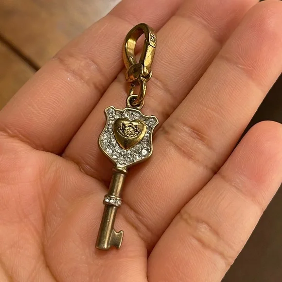 Juicy Couture Gold Bracelet w/ Detachable Key Juicy Charm - Picture 7 of 8